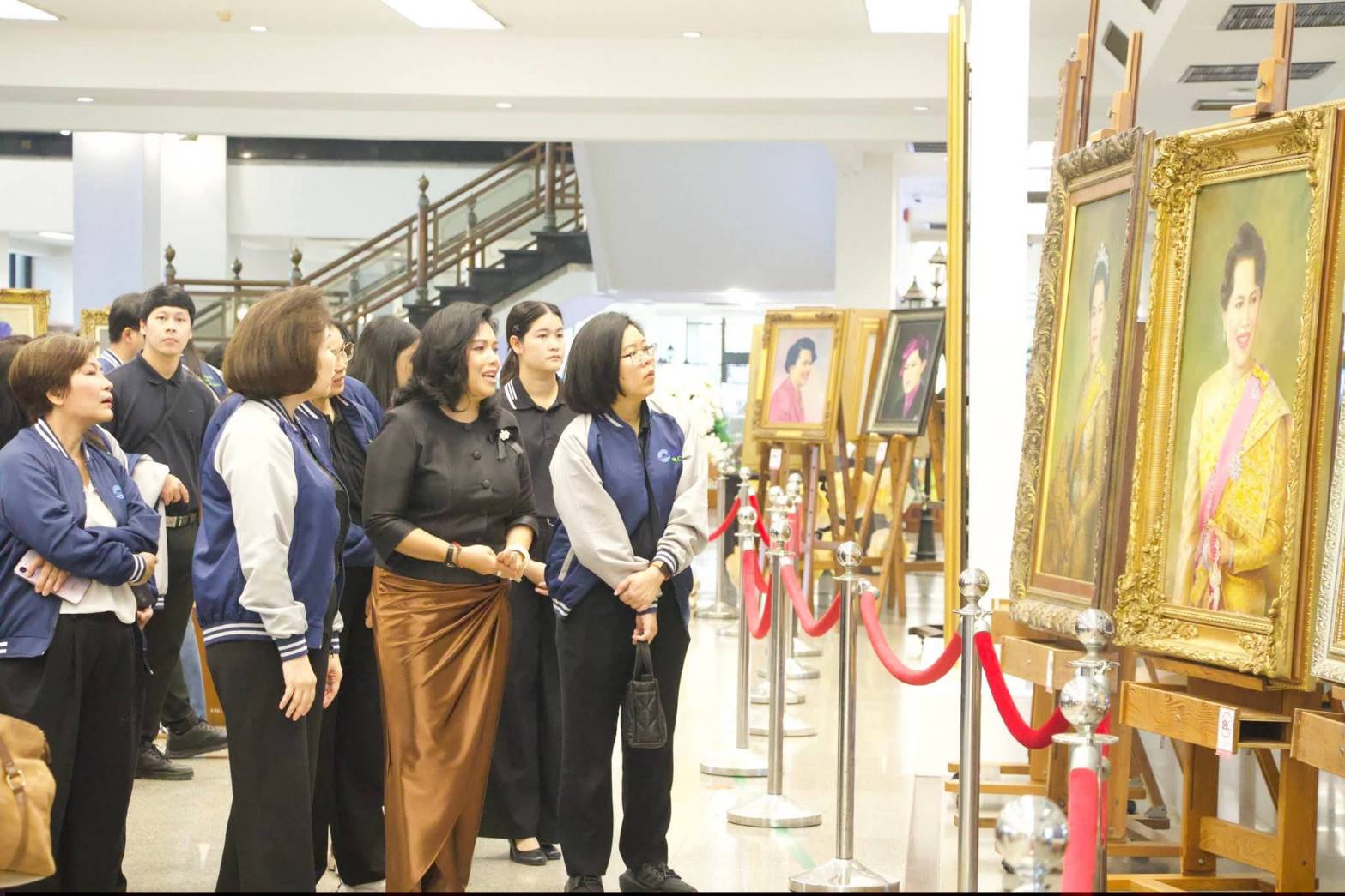 title - ผอ.ศพส. ให้การต้อนรับ ผอก.สกอญ. พร้อมด้วย คณะผู้เข้าร่วมสัมมนาเชิงปฏิบัติการฯ เข้าเยี่ยมชมแผนกฝึกอบรม และพื้นที่ภายในศูนย์ส่งเสริมและพัฒนาอาชีพเสริมนอกภาคการเกษตร